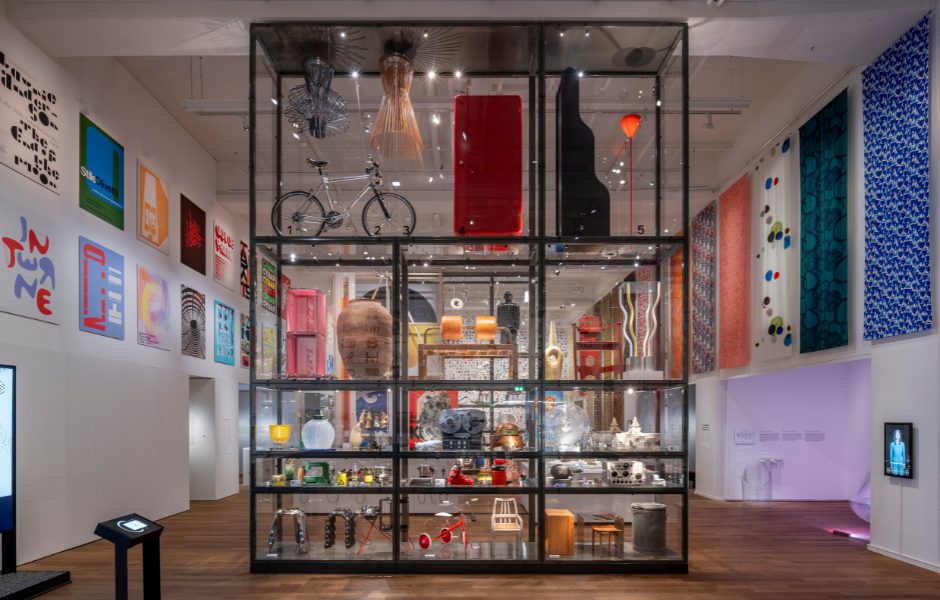 Photo of exhibition objects in a glass case at Museum für Gestaltung Zürich