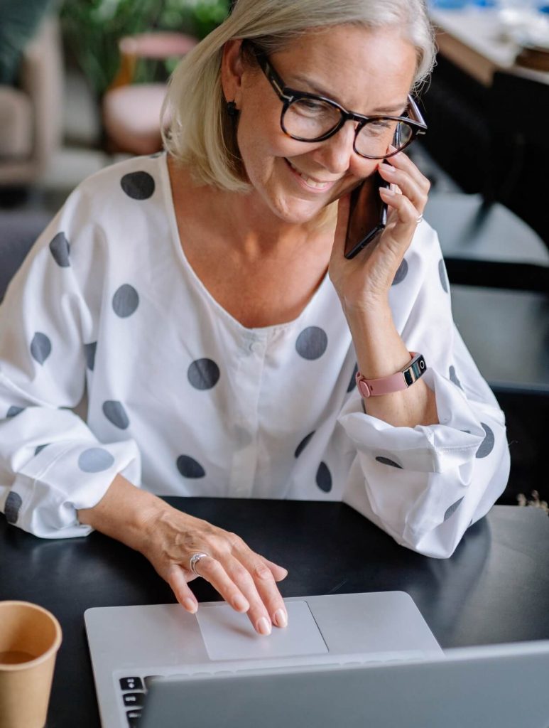 Client accessing support resources on a laptop