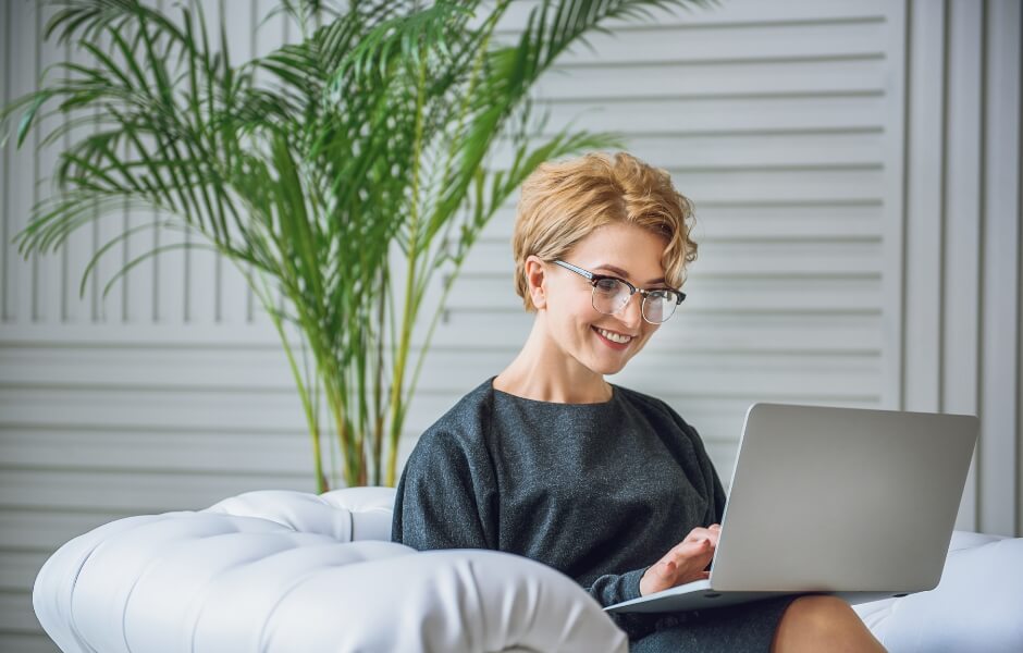 Client accessing support resources on a laptop