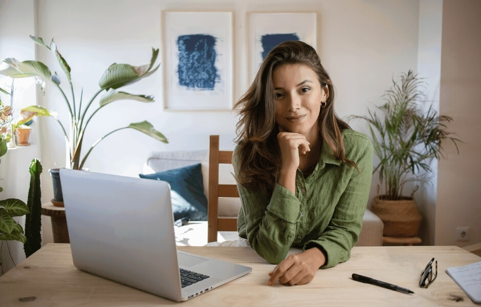 Art collector using a laptop
